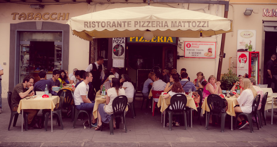 Looking for a restaurant pizzeria in the heart of Naples for your group?