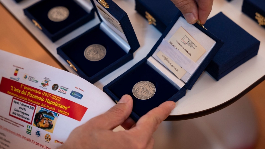 Paolo Surace riceve una medaglia d'oro per l'anniversario UNESCO